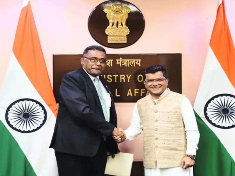 विदेश मामलों के केंद्रीय राज्य मंत्री पबित्रा मार्गेरिटा और फिजी के वित्त, वाणिज्य और व्यापार विकास मंत्री एसरोम इमैनुएल।
