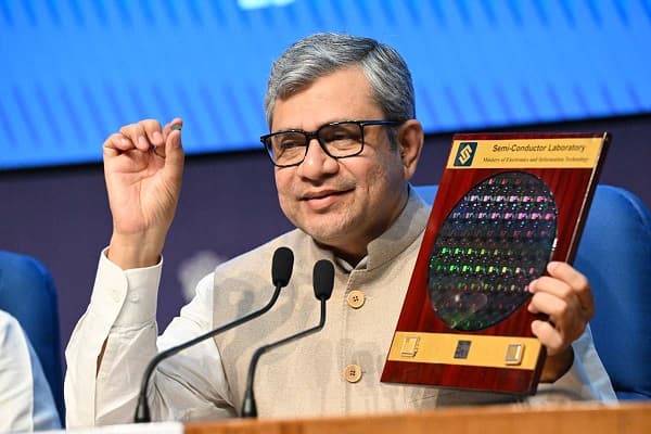ભારતના ઇન્ફર્મેશન ટેક્નોલોજી પ્રધાન અશ્વિની વૈષ્ણવ 3 સેમિકન્ડક્ટર એકમો માટે સરકારની મંજૂરી અને સમર્થન અંગે મીડિયાને માહિતી આપી રહ્યા છે.