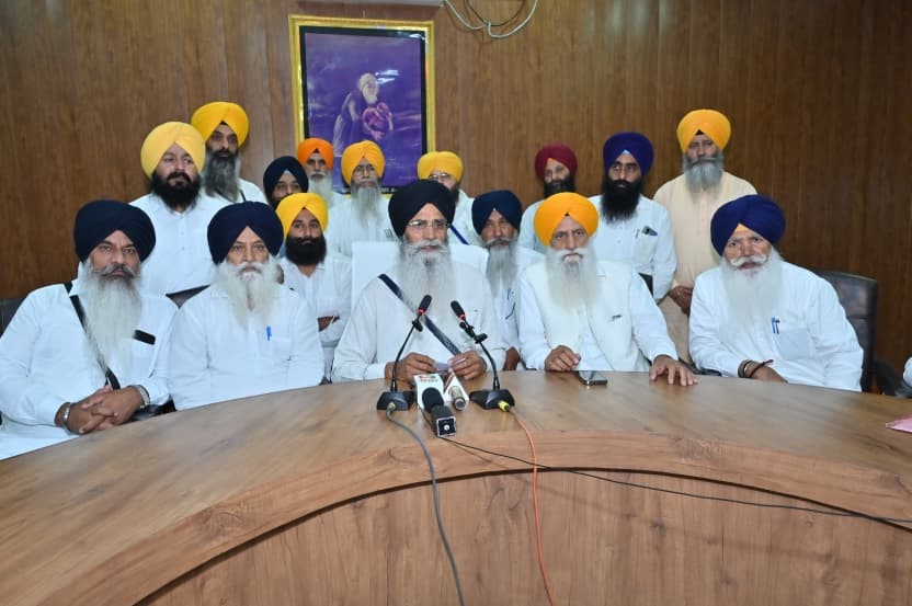 ਗੁਰਦੁਆਰਾ ਸ੍ਰੀ ਬਾਉਲੀ ਸਾਹਿਬ ਵਿਖੇ ਅੰਤ੍ਰਿੰਗ ਕਮੇਟੀ ਦੀ ਇਕੱਤਰਤਾ ਵਿਚ ਸ਼ਾਮਲ ਐਡਵੋਕੇਟ ਹਰਜਿੰਦਰ ਸਿੰਘ ਧਾਮੀ, ਸ. ਹਰਭਜਨ ਸਿੰਘ ਮਸਾਣਾਂ, ਭਾਈ ਗੁਰਬਖ਼ਸ਼ ਸਿੰਘ ਖਾਲਸਾ, ਭਾਈ ਰਾਜਿੰਦਰ ਸਿੰਘ ਮਹਿਤਾ ਤੇ ਹੋਰ