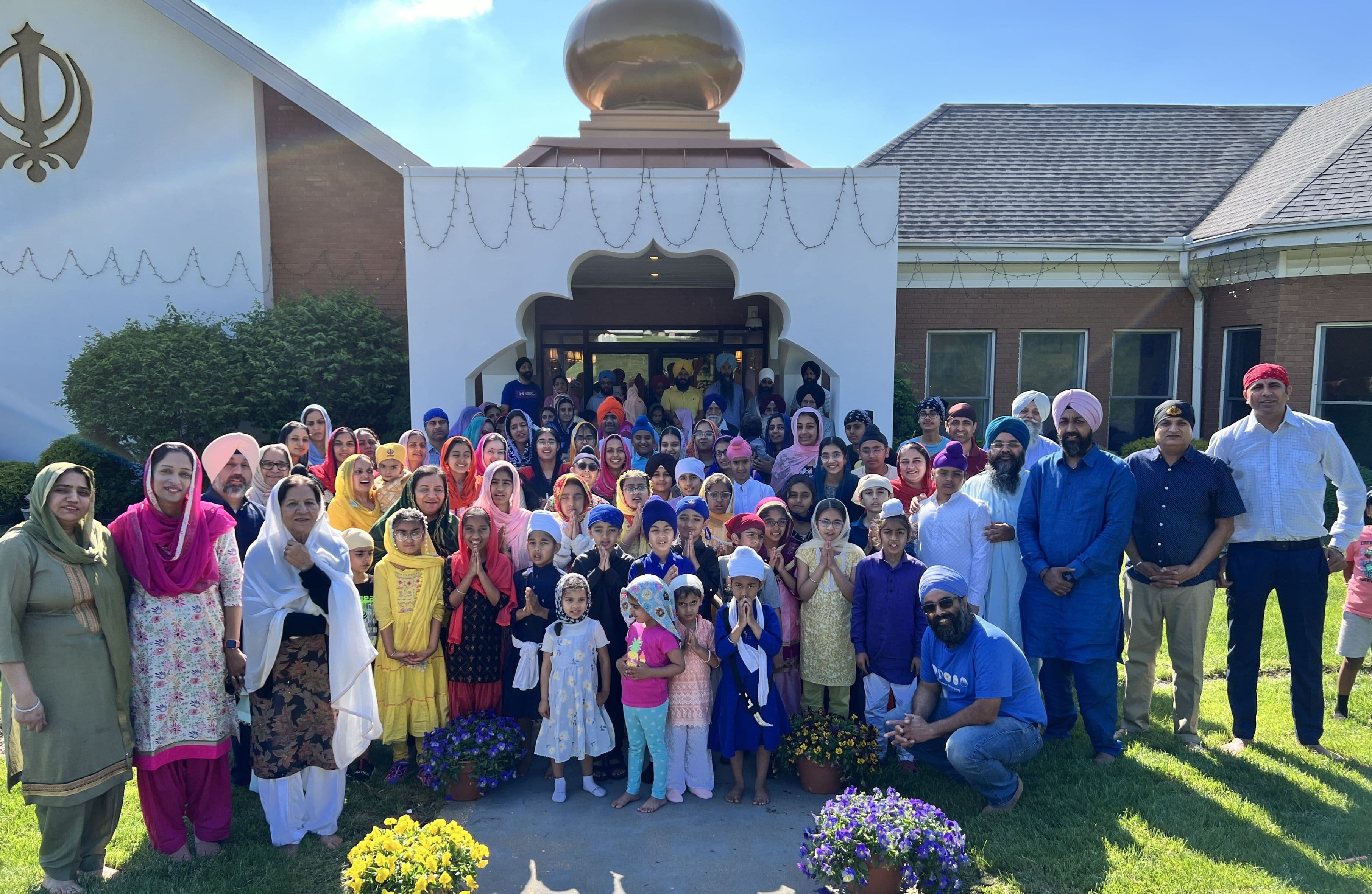 ਭਾਗ ਲੈਣ ਵਾਲੇ ਬੱਚੇ ਅਤੇ ਨੋਜਵਾਨ ਪਰਿਵਾਰਕ ਮੈਂਬਰਾਂ ਨਾਲ