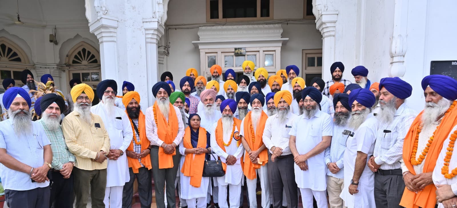 ਮਹਾਰਾਜਾ ਰਣਜੀਤ ਸਿੰਘ ਦੀ ਬਰਸੀ ਸਮਾਗਮਾਂ ’ਚ ਸ਼ਮੂਲੀਅਤ ਕਰਨ ਲਈ ਸ਼੍ਰੋਮਣੀ ਕਮੇਟੀ ਦਫ਼ਤਰ ਤੋਂ ਪਾਕਿਸਤਾਨ ਲਈ ਜਥਾ ਰਵਾਨਾ ਕਰਦੇ ਹੋਏ ਸ. ਪ੍ਰਤਾਪ ਸਿੰਘ ਅਤੇ ਹੋਰ