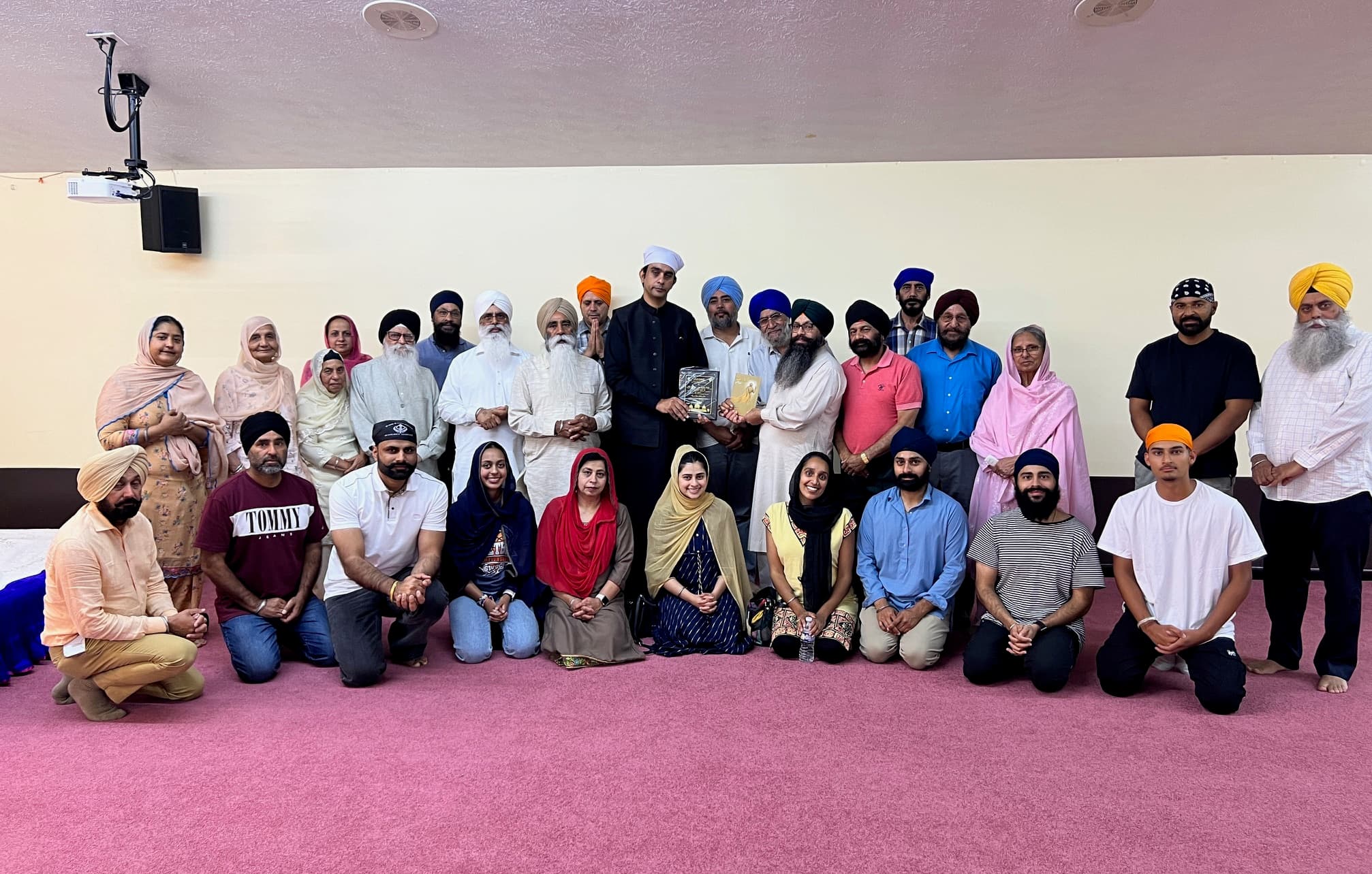 ਸੰਗਤ ਵੱਲੋਂ ਰਾਏ ਬਿਲਾਲ ਅਕਰਮ ਭੱਟੀ ਨੂੰ ਯਾਦਗਾਰੀ ਚਿੰਨ੍ਹ ਭੇਟ ਕਰਦੇ ਹੋਇ ਤੇ ਪੁਸਤਕ ਗੁਰੂ ਨਾਨਕ ਸਾਹਿਬ – ਜੀਵਨ ਅਤੇ ਫ਼ਿਲਾਸਫੀ ਰਲੀਜ਼ ਕਰਦੇ ਹੋਇ