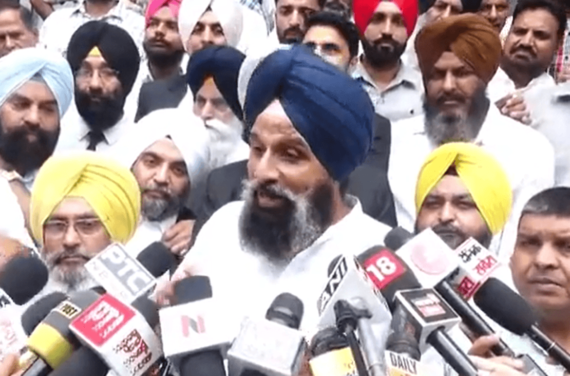 ਸਾਬਕਾ ਮੰਤਰੀ ਤੇ ਅਕਾਲੀ ਆਗੂ ਬਿਕਰਮ ਸਿੰਘ ਮਜੀਠੀਆ ਮੀਡੀਆ ਦੇ ਰੂਬਰੂ ਹੁੰਦੇ ਹੋਏ