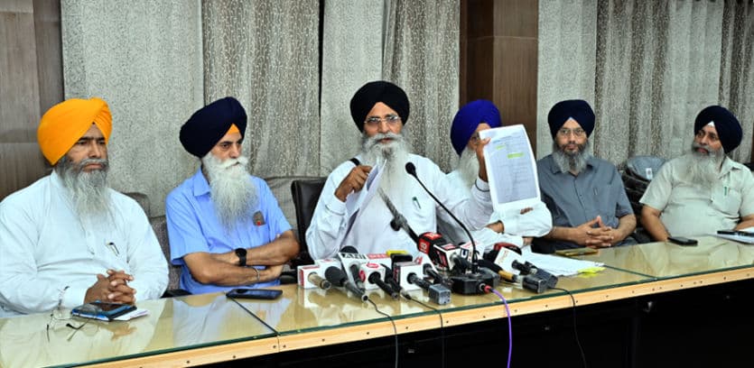 ਸ਼੍ਰੋਮਣੀ ਕਮੇਟੀ ਦਫ਼ਤਰ ਵਿਖੇ ਪ੍ਰੈੱਸ ਨੂੰ ਸੰਬੋਧਨ ਕਰਦਿਆਂ ਸ਼੍ਰੋਮਣੀ ਕਮੇਟੀ ਪ੍ਰਧਾਨ ਐਡਵੋਕੇਟ ਧਾਮੀ ਅਤੇ ਹੋਰ ਅਧਿਕਾਰੀ