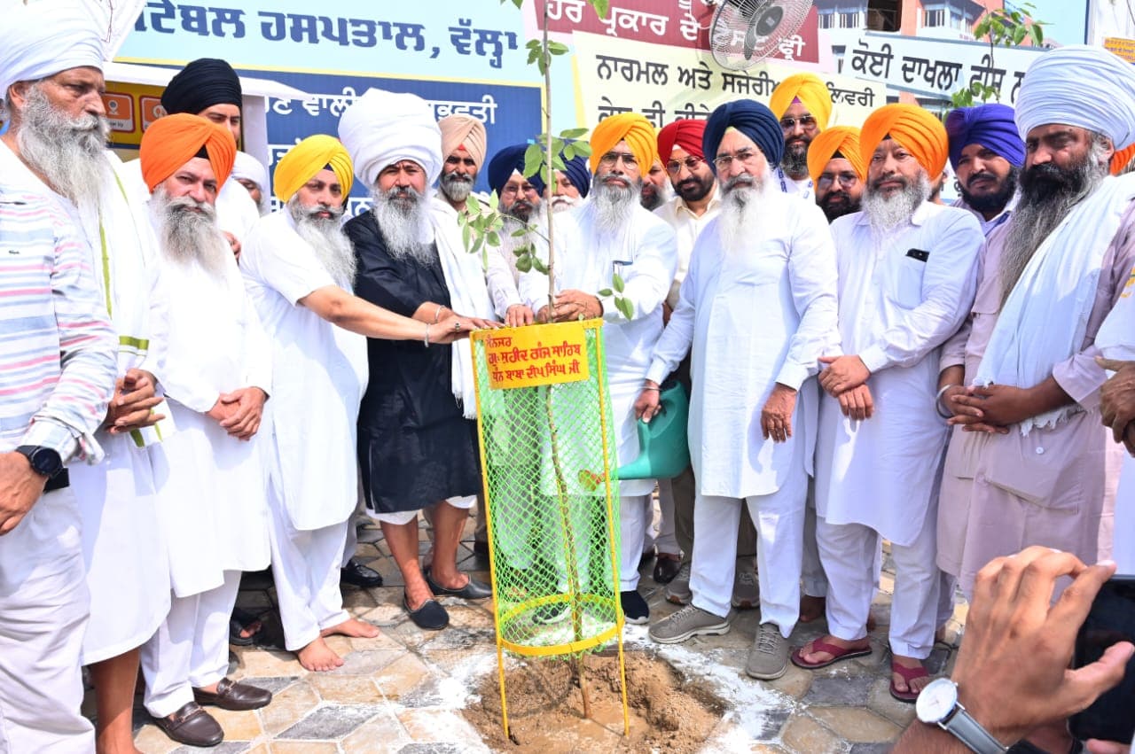 ਸ਼੍ਰੋਮਣੀ ਕਮੇਟੀ ਦੇ ਮੈਂਬਰ ਸ. ਹਰਜਾਪ ਸਿੰਘ ਸੁਲਤਾਨਵਿੰਡ, ਸਕੱਤਰ ਸ. ਪ੍ਰਤਾਪ ਸਿੰਘ, ਓਐਸਡੀ ਸ. ਸਤਬੀਰ ਸਿੰਘ ਧਾਮੀ, ਸ੍ਰੀ ਦਰਬਾਰ ਸਾਹਿਬ ਦੇ ਮੈਨੇਜਰ ਸ. ਭਗਵੰਤ ਸਿੰਘ ਧੰਗੇੜਾ, ਬਾਬਾ ਸੁਖਵਿੰਦਰ ਸਿੰਘ ਭੂਰੀਵਾਲੇ ਬੂਟੇ ਲਗਾਉਣ ਦੀ ਸ਼ੁਰੂਆਤ ਕਰਨ ਮੌਕੇ