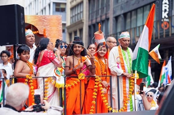 આ પરેડમાં ભારતના વિવિધ સમુદાયોનું પ્રતિનિધિત્વ કરતી જીવંત ઝાંખીઓ પ્રદર્શિત કરવામાં આવી હતી.