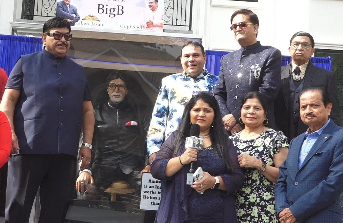 ਐਡੀਸਨ 'ਚ ਅਮਿਤਾਭ ਬੱਚਨ ਦੀ ਮੂਰਤੀ ਦੇ ਸਾਹਮਣੇ ਉਨ੍ਹਾਂ ਦਾ ਜਨਮਦਿਨ ਮਨਾਇਆ ਗਿਆ।