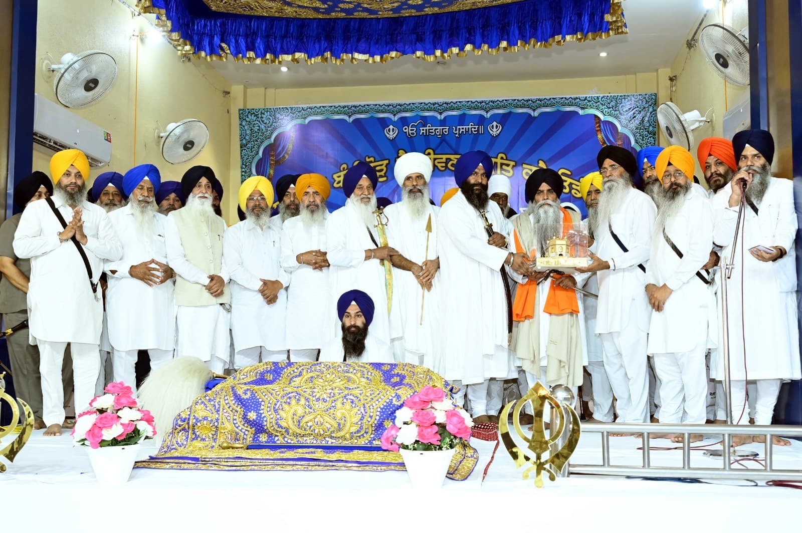 ਭਾਈ ਸਾਹਿਬ ਭਾਈ ਪਿੰਦਰਪਾਲ ਸਿੰਘ ਨੂੰ ਗੁਰਦੁਆਰਾ ਸ੍ਰੀ ਮੰਜੀ ਸਾਹਿਬ ਦੀਵਾਨ ਹਾਲ ਸਨਮਾਨਿਤ ਕਰਦੇ ਹੋਏ ਐਡਵੋਕੇਟ ਹਰਜਿੰਦਰ ਸਿੰਘ ਧਾਮੀ, ਜਥੇਦਾਰ ਗਿਆਨੀ ਸੁਲਤਾਨ ਸਿੰਘ ਤੇ ਹੋਰ।