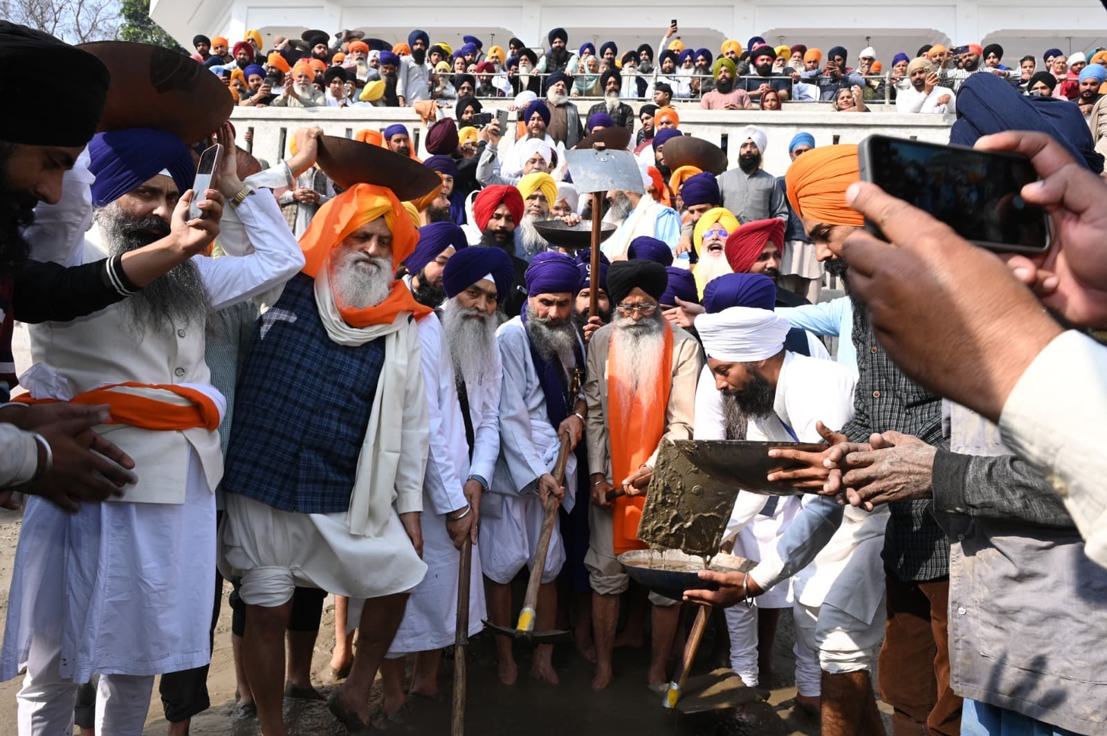ਗੁਰਦੁਆਰਾ ਸ੍ਰੀ ਕੌਲਸਰ ਸਾਹਿਬ ਵਿਖੇ ਸਰੋਵਰ ਦੀ ਕਾਰ ਸੇਵਾ ਦੀ ਆਰੰਭਤਾ ਸਮੇਂ ਜਥੇਦਾਰ ਗਿਆਨੀ ਰਘਬੀਰ ਸਿੰਘ, ਐਡਵੋਕੇਟ ਹਰਜਿੰਦਰ ਸਿੰਘ ਧਾਮੀ, ਗਿਆਨੀ ਗੁਰਮਿੰਦਰ ਸਿੰਘ, ਗਿਆਨੀ ਕੇਵਲ ਸਿੰਘ, ਬਾਬਾ ਅਵਤਾਰ ਸਿੰਘ ਸੁਰਸਿੰਘ, ਭਾਈ ਗੁਰਇਕਬਾਲ ਸਿੰਘ ਤੇ ਹੋਰ