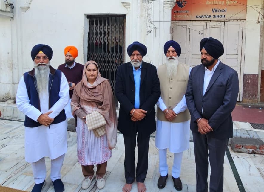ਅਕਾਲ ਤਖ਼ਤ ਦੇ ਜਥੇਦਾਰ ਦੀ ਰਿਹਾਇਸ਼ ਦੇ ਬਾਹਰ ਅਕਾਲੀ ਦਲ ਭਰਤੀ ਲਈ ਬਣੀ 7-ਮੈਂਬਰੀ ਕਮੇਟੀ ਦੇ ਮੈਂਬਰ।