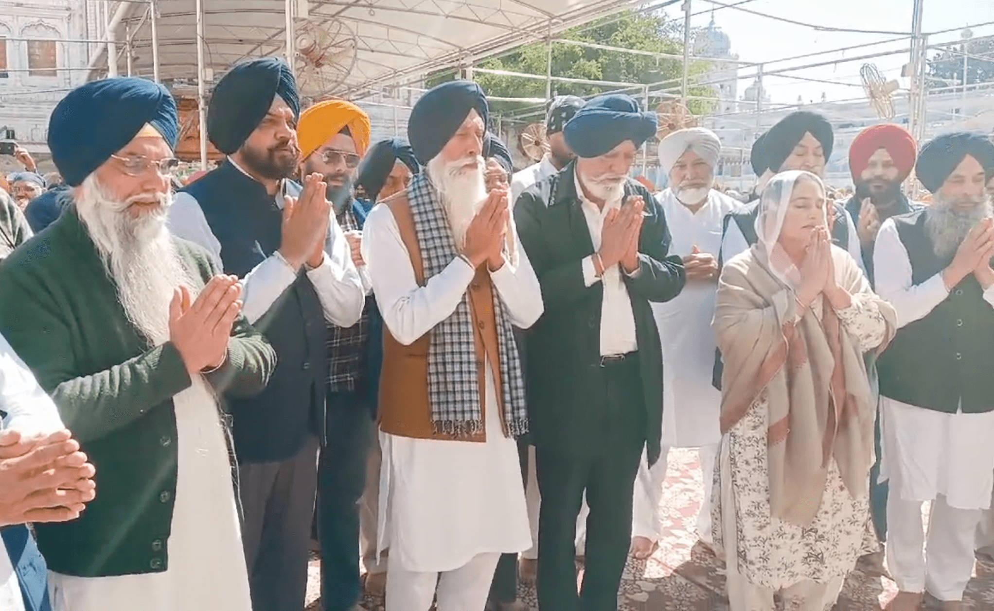 ਅਕਾਲ ਤਖ਼ਤ ਸਾਹਿਬ ਦੇ ਸਨਮੁਖ ਅਰਦਾਸ ਕਰਦੇ ਹੋਏ ਸ਼੍ਰੋਮਣੀ ਅਕਾਲੀ ਦਲ ਭਰਤੀ ਕਮੇਟੀ ਦੇ ਪੰਜ ਮੈਂਬਰ