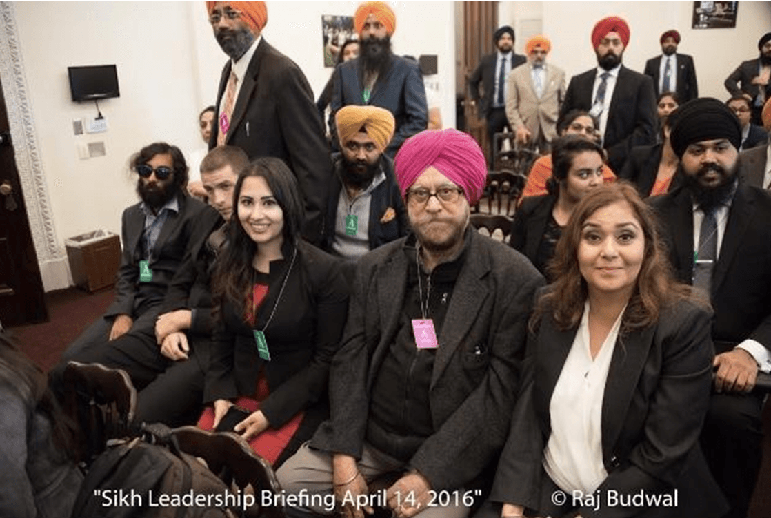 ਵ੍ਹਾਈਟ ਹਾਊਸ ਵਿਖੇ ਵਿਸਾਖੀ ਦੇ ਮੌਕੇ 'ਤੇ ਪਿਤਾ ਬਲਬੀਰ ਸਿੰਘ ਮੋਮੀ, ਪੁੱਤਰ ਜੈ ਸਿੰਘ ਅਤੇ ਧੀ ਅਮਿਤਾ ਕੌਰ ਨਾਲ ਤਾਨਿਆ
