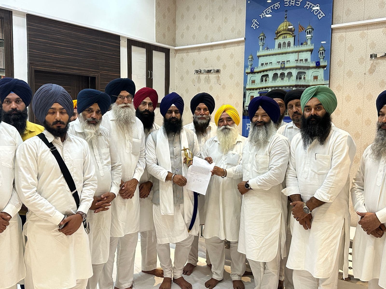 ਜਥੇਦਾਰ ਗੜਗੱਜ ਨੂੰ ਮੰਗ ਪੱਤਰ ਸੌਂਪਦੇ ਹੋਏ ਅੰਮ੍ਰਿਤਪਾਲ ਸਿੰਘ ਦੇ ਚਾਚਾ ਤੇ ਹੋਰ