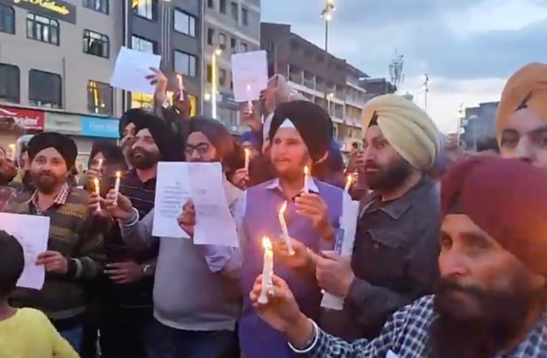 ਪਹਿਲਗਾਮ ਦਹਿਸ਼ਤਗਰਦ ਹਮਲੇ ਦੇ ਵਿਰੋਧ ਵਿੱਚ ਸ਼੍ਰੀਨਗਰ ਵਿਖੇ ਕੈਂਡਲ ਮਾਰਚ ਕੱਢਦੇ ਹੋਏ ਸਿੱਖ