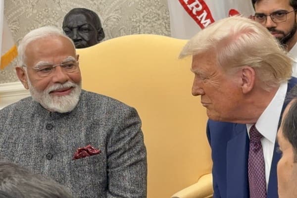 प्रधानमंत्री नरेंद्र मोदी और राष्ट्रपति डोनल्ड ट्रम्प 13 फरवरी को व्हाइट हाउस के ओवल ऑफिस में।