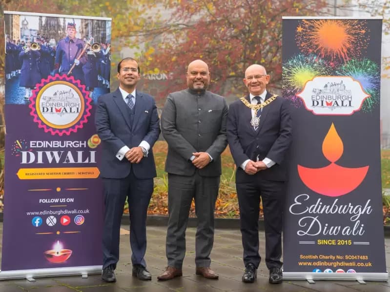 એડિનબર્ગમાં ભારતના કોન્સ્યુલ જનરલ, શ્રી સિદ્ધાર્થ મલિક, રજનીશ સિંહ, પ્રમુખ એડિનબર્ગ દિવાળી, રોબર્ટ એલ્ડ્રિજ, માનનીય લોર્ડ પ્રોવોસ્ટ અને એડિનબર્ગ દિવાળીના અધ્યક્ષ.