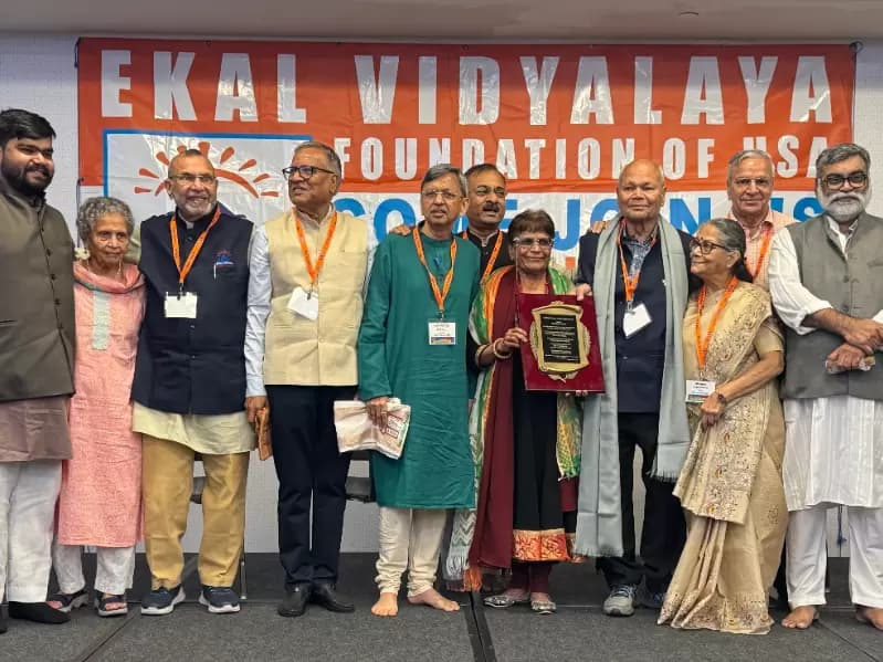 व्यवसायी सुभाष गुप्ता (ग्रे शॉल में) को दशकों की सेवा के लिए एकल यूएसए लाइफटाइम अचीवमेंट पुरस्कार से सम्मानित किया गया।