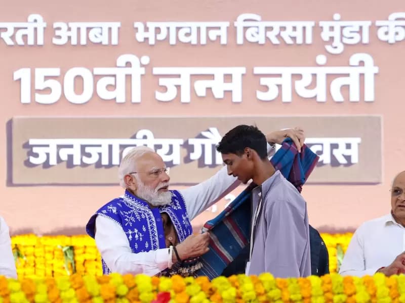 વડાપ્રધાન મોદીએ ભગવાન બિરસા મુંડાનાં વંશજોને શાલ ઓઢાડી સન્માન કર્યું
