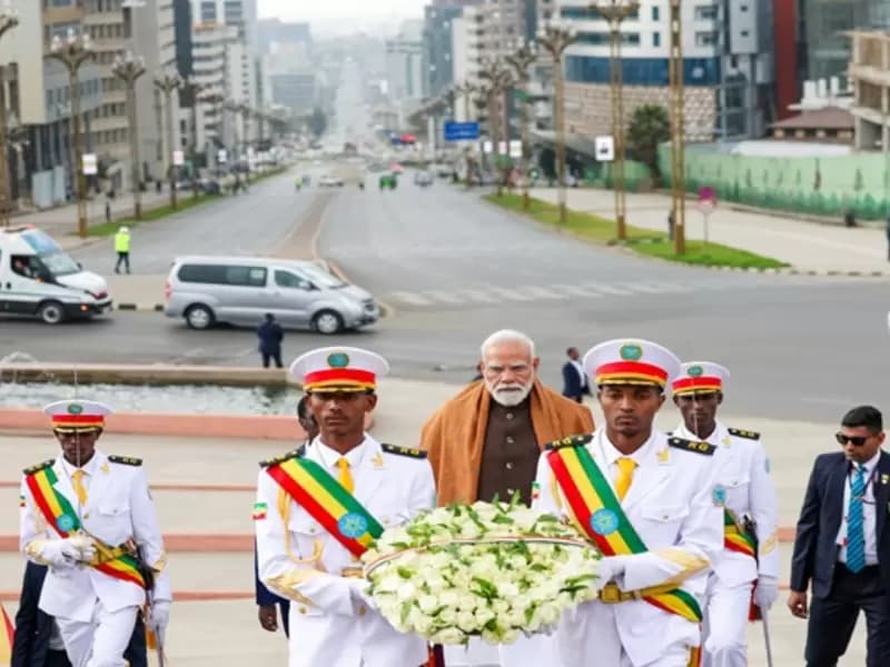 अदीस अबाबा: प्रधान मंत्री नरेंद्र मोदी बुधवार, 17 दिसंबर, 2025 को इथियोपिया के अदीस अबाबा में अदवा विजय स्मारक पर पुष्पांजलि अर्पित करने पहुंचे।