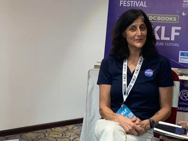 सुनीता विलियम्स कोझिकोड में केरल साहित्य महोत्सव के दौरान।