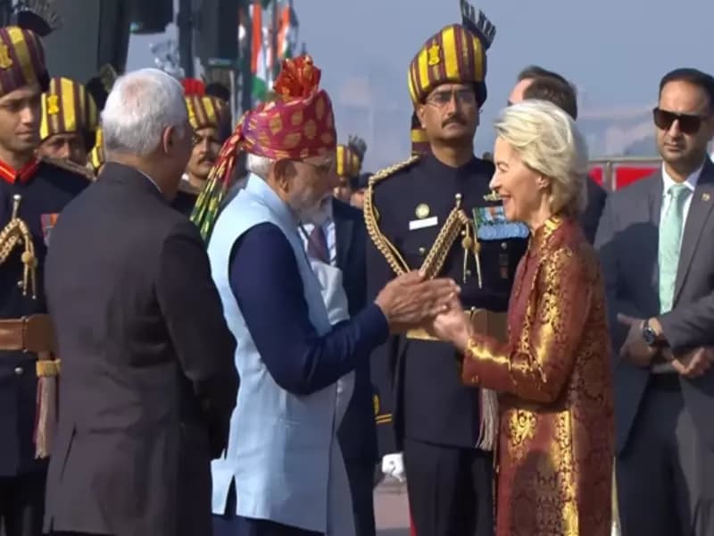 यूरोपीय कमीशन की अध्यक्ष उर्सुला वॉन डेर लेयेन पीएम मोदी के साथ समारोह में।