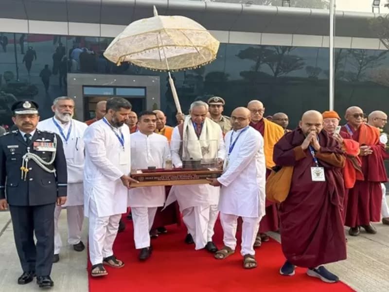गुजरात के राज्यपाल आचार्य देवव्रत और उपमुख्यमंत्री हर्ष संघवी के नेतृत्व में भारतीय प्रतिनिधिमंडल बुधवार, 4 फरवरी, 2026 को नई दिल्ली से कोलंबो के गंगारामया मंदिर में आयोजित होने वाली एक अंतरराष्ट्रीय प्रदर्शनी के लिए श्रीलंका रवाना हुआ।