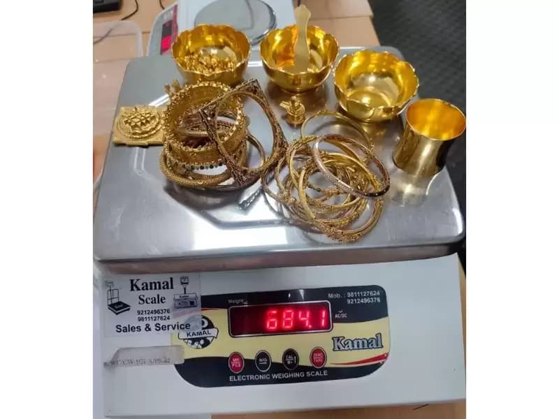 दिल्ली एयरपोर्ट पर सोने-चांदी के बर्तन और लग्जरी घड़ियां जब्त