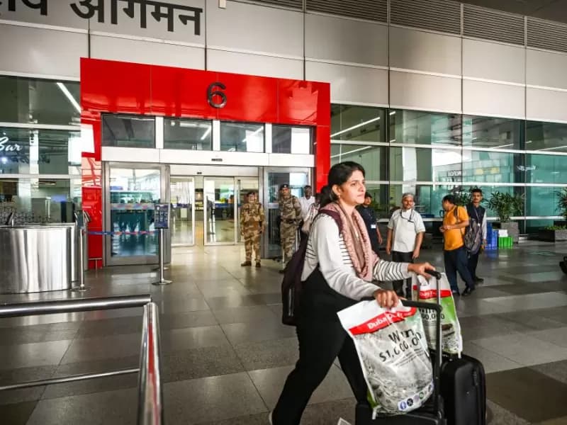 3 मार्च 2026 को नई दिल्ली स्थित इंदिरा गांधी अंतर्राष्ट्रीय (IGI) हवाई अड्डे पर दुबई से पहुंचे यात्री की तस्वीर।