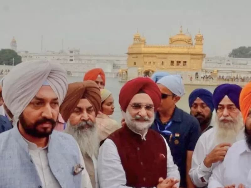 ਸੱਚਖੰਡ ਸ੍ਰੀ ਦਰਬਾਰ ਸਾਹਿਬ ਵਿਖੇ ਨਤਮਸਤਕ ਹੁੰਦੇ ਹੋਏ ਦਿੱਲੀ ਦੇ ਲੈਫਟੀਨੈਂਟ ਗਵਰਨਰ ਤਰਨਜੀਤ ਸਿੰਘ ਸੰਧੂ