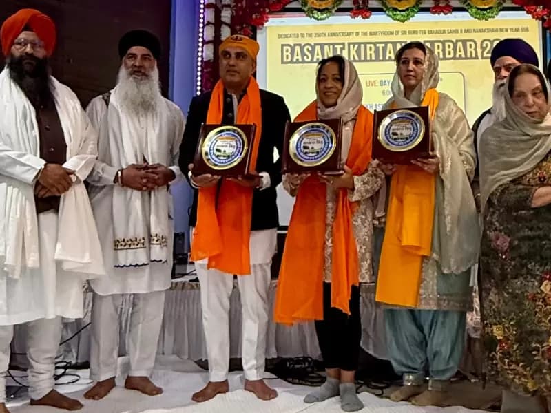 GOCI प्रतिनिधि डॉ. लोरा हारग्रोव और आयोग के अन्य सदस्यों को बाल्टीमोर के गुरुद्वारा साहिब में एक स्मृति चिन्ह भेंट किया गया।