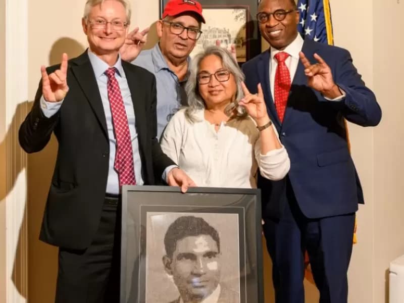अनिल और मर्लिन कोचर (बीच में) ने विल्सन कॉलेज ऑफ टेक्सटाइल्स के प्रकाश चंद कोचर डीन डेविड हिंक्स (बाएं) और चांसलर केविन हॉवेल (दाएं) के साथ मुलाकात की।
