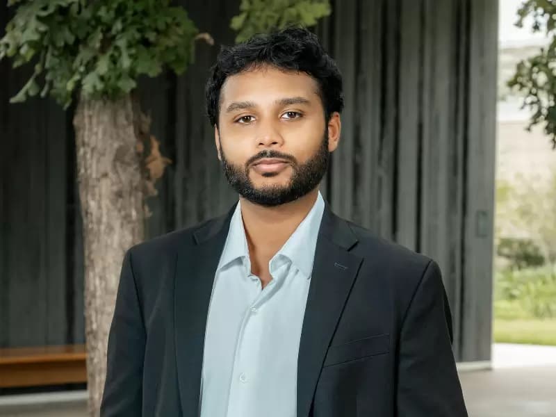 नीलोय आजाद ह्यूस्टन के वकील और 'द देसी डेमोक्रेसी प्रोजेक्ट' के संस्थापक हैं।