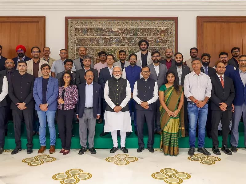 प्रधानमंत्री नरेंद्र मोदी ने 21 अगस्त को नई दिल्ली में एक बैठक के दौरान भारत के स्पेस सेक्टर के युवा उद्यमियों और इनोवेटर्स के साथ ग्रुप फोटो खिंचवाई।