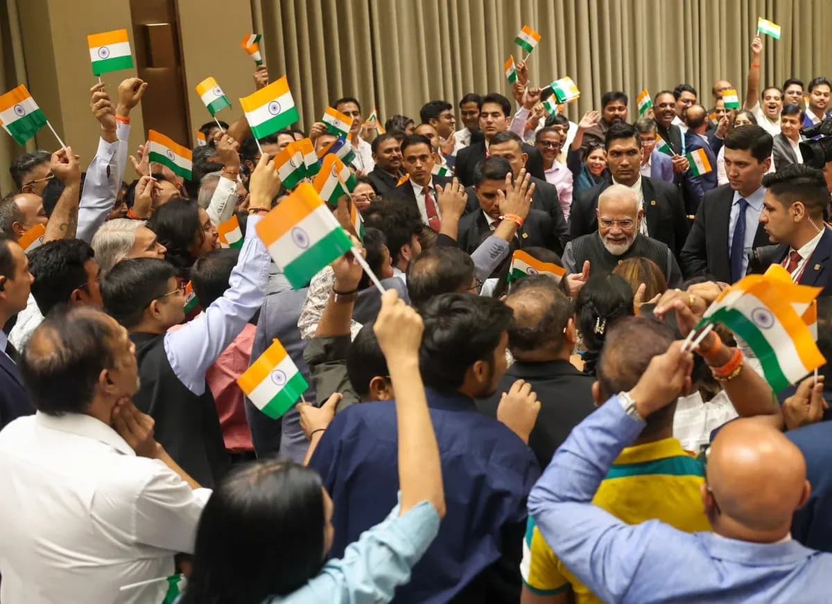 उज्बेकिस्तान में भारतीय समुदाय के बीच पीएम मोदी